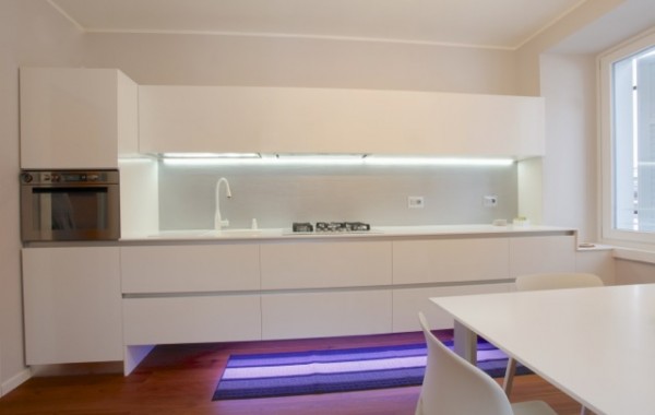 Cucina in acrilico lucido e top in Solid surface