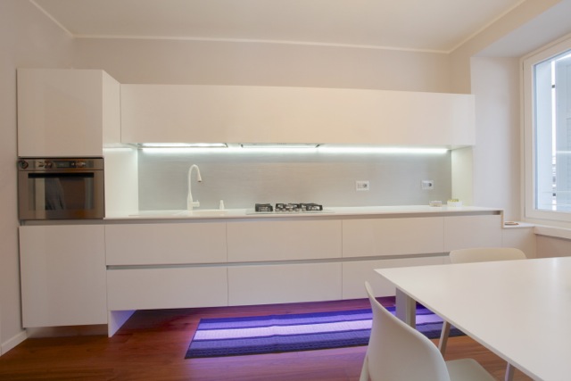 Cucina moderna sospesa con luci led realizzata in materiale