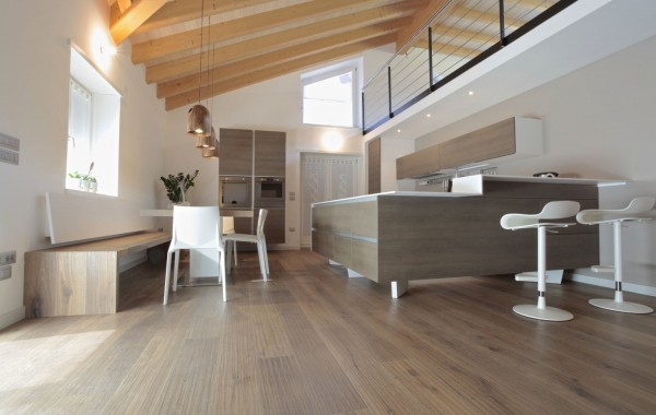 Cucina in rovere rustico e acrilico opaco