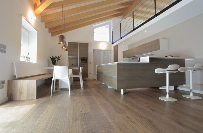 Cucina in rovere rustico e acrilico opaco